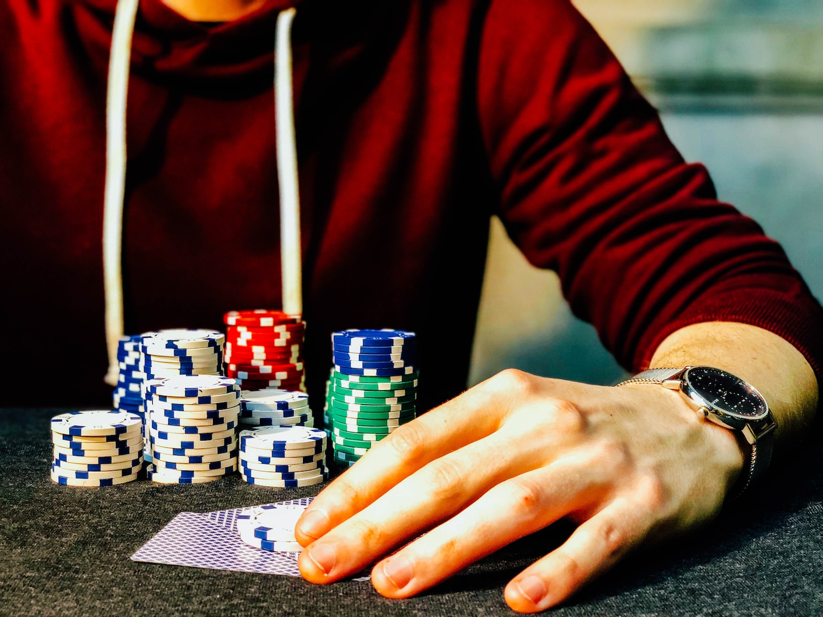 太牛逼啦!妞妞5大必勝心法! 3 person holding playing cards beside poker chips