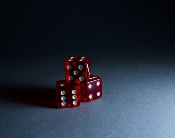 骰子吹牛玩法:你該注意的小技巧 4 Three Red Dices