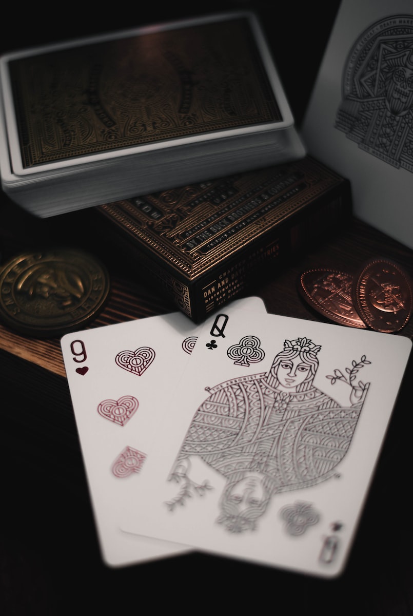 說謊沒關係?有這3吹牛技巧的就是贏家! 2 9 of hearts and Queen of clubs playing cards