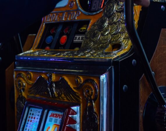 讓老虎機賺錢養你,4關鍵帶你財富自由! 4 person playing slot machine displaying 5