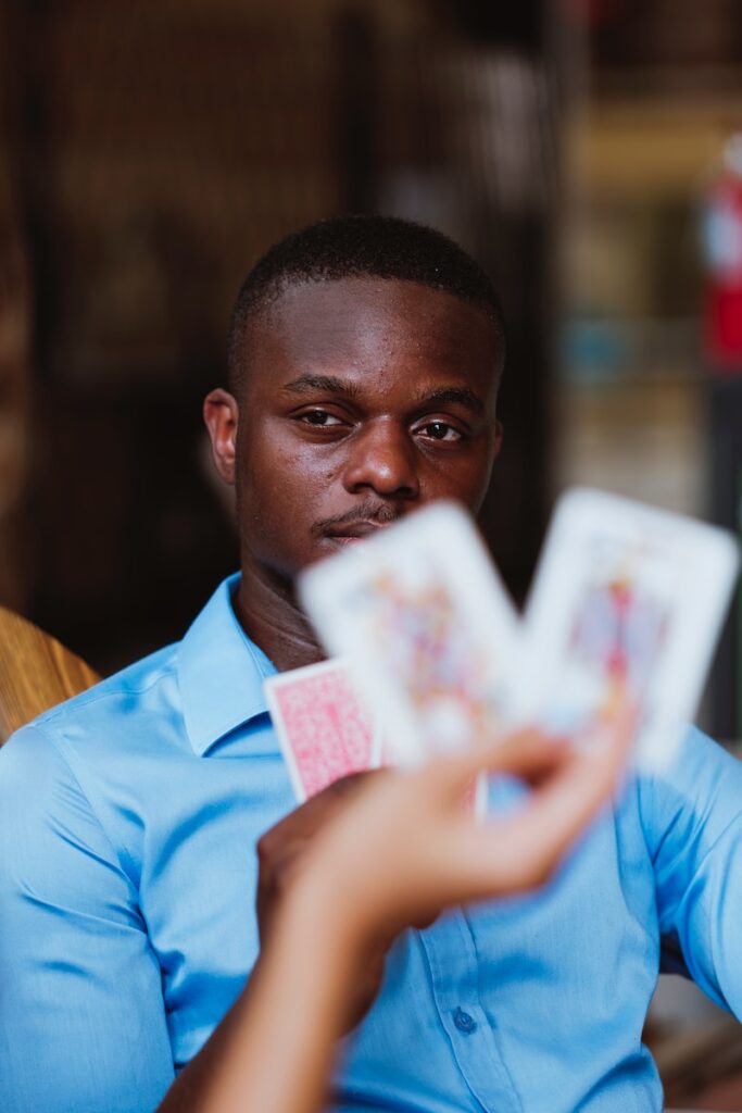 太牛逼啦!妞妞5大必勝心法! 5 man in blue button up shirt holding playing cards