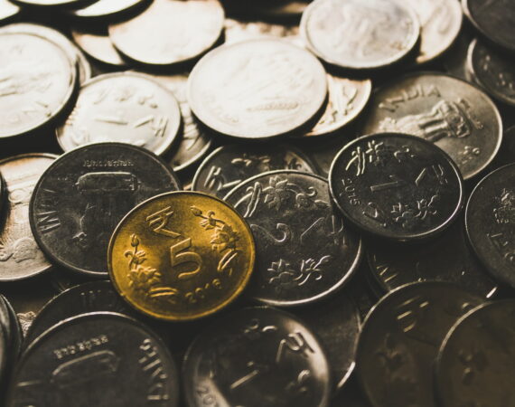 Online打幣,1篇帶你了解線上推幣機的迷人之處! 3 round silver-colored coin collection close-up photography