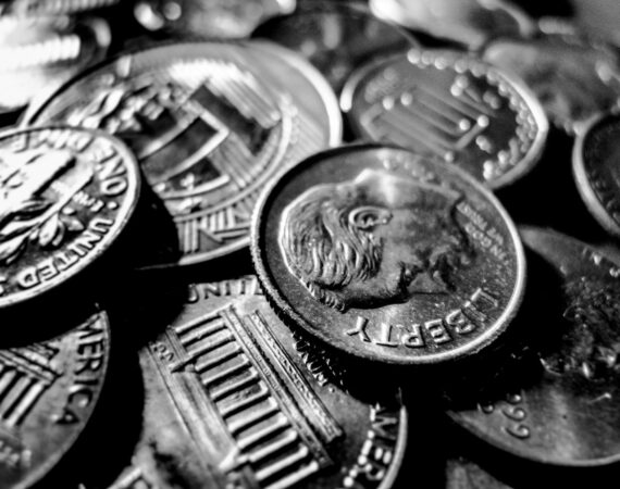 老虎機賠率怎麼算?最詳細的教學在這裡 2 macro photo of round silver-colored coins