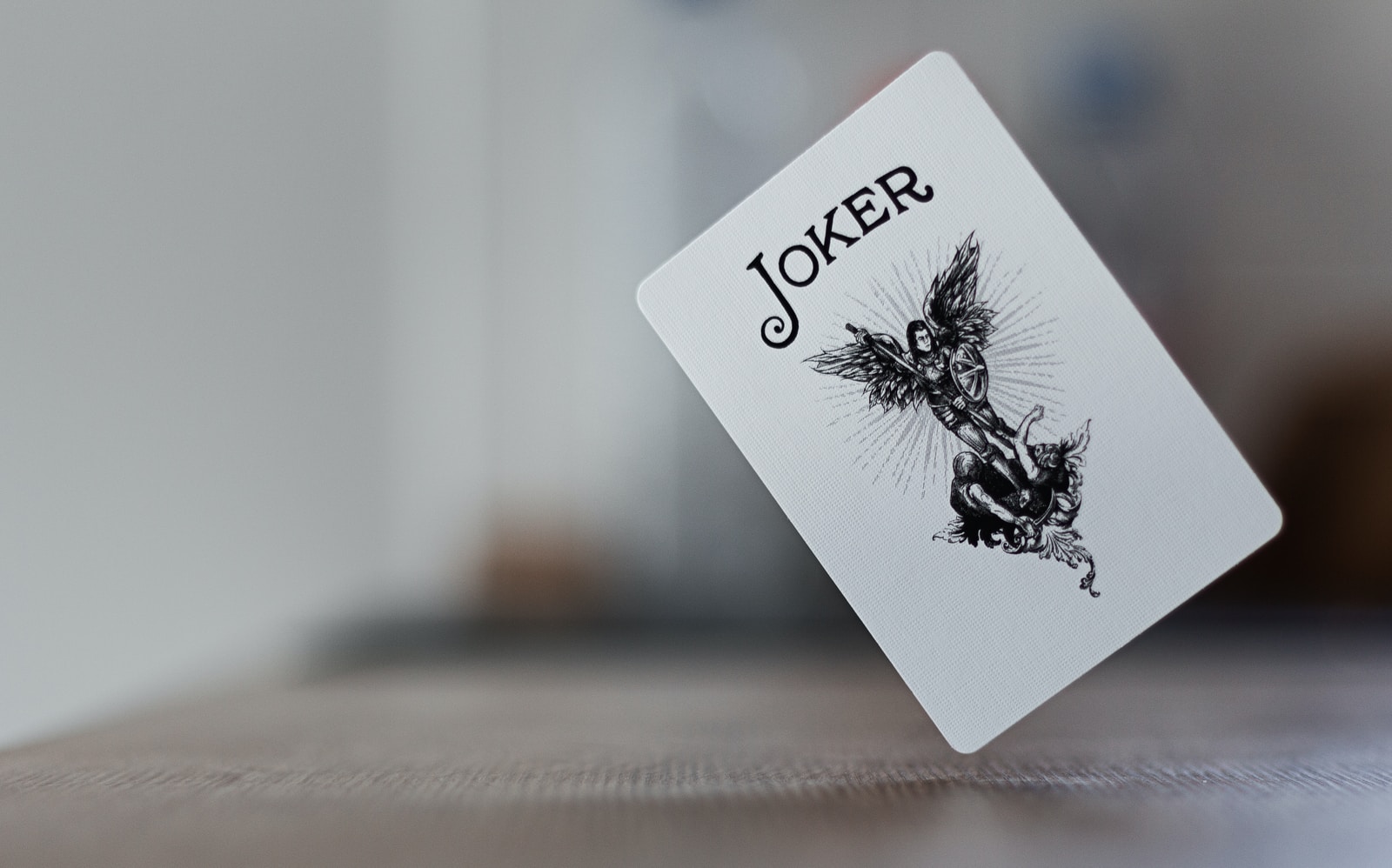 2022撿紅點要怎麼玩?四大熱門撲克牌遊戲玩法懶人包! 3 close-up photography of Joker card