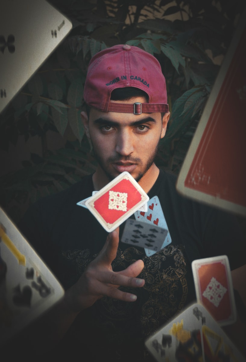 說謊沒關係?有這3吹牛技巧的就是贏家! 3 man throwing playing cards