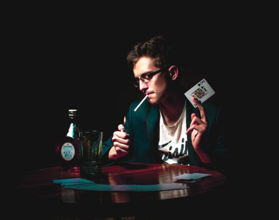 說謊沒關係?有這3吹牛技巧的就是贏家! 3 man lighting cigarette while holding playing card