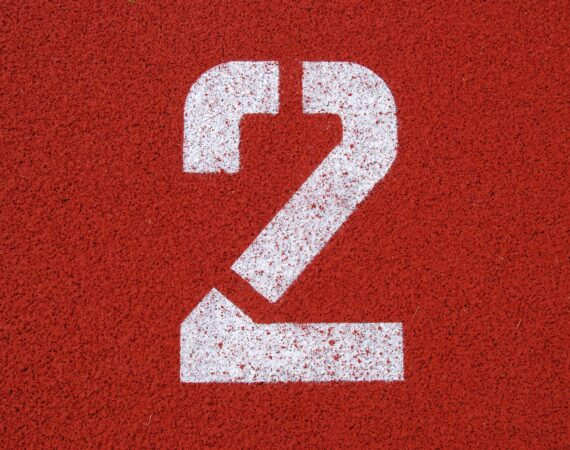 大老二|鬥智也鬥勇,你也有牌偏偏要出不出吊人胃口 4 red and white letter m